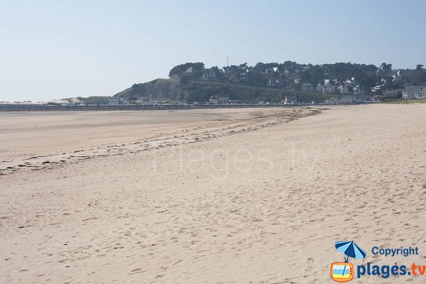 Vue sur le Cap Carteret depuis la plage de la flèche dunaire