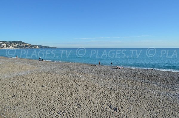 Vue sur Nice depuis la plage de la Florida