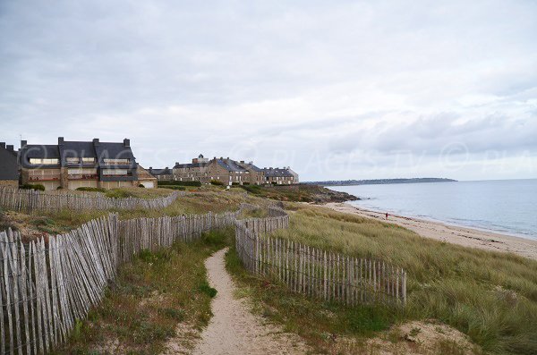 Plage de Fogeo avec vue sur les remparts de Kerjouanno