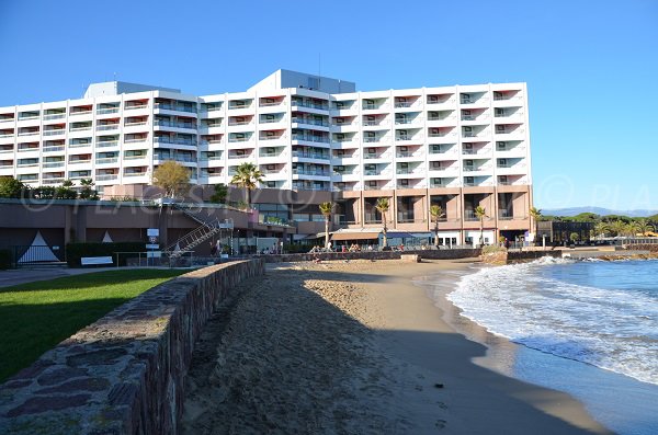 Casino de Mandelieu et plage de sable