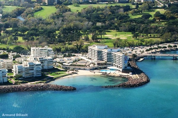 Luftbild des Strandes neben dem Casino von Mandelieu