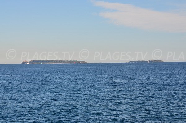 Blick auf die Inseln von Lérins vom Strand Fon Marina aus