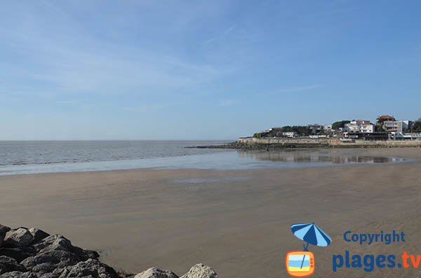 Plage de sable dans la conche de Foncillon à Royan