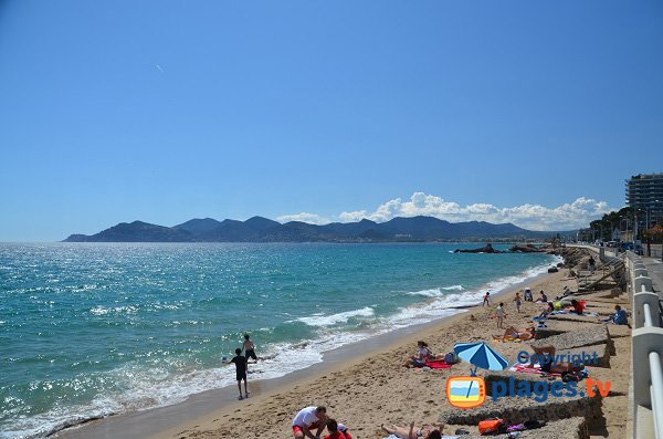 Plage de Font Veyre à côté des rochers de la Bocca