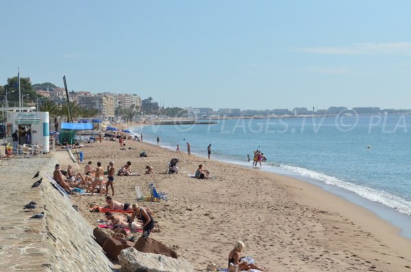 Plage Font Veyre à Cannes la Bocca sur le Bd du Midi