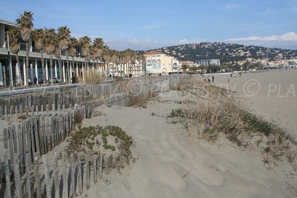 Plage de la fontaine avec promenade piétonne de Sète