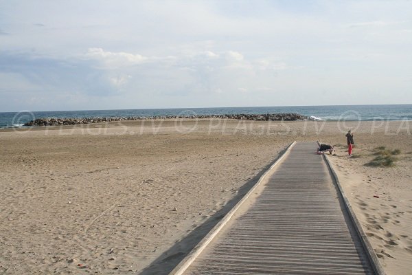 Accès à la plage de la Fontaine à Sète pour les personnes à mobilité réduite