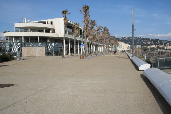 Promenade piétonne le long de la plage de la Fontaine à Sète