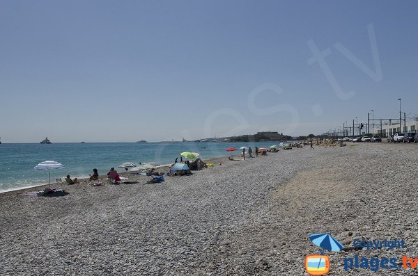 Photo de la plage de la Fontonne à Antibes avec vue sur le Fort Carré