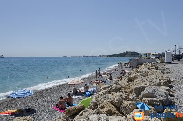 Süden des Strandes von Fontonne mit Felsen