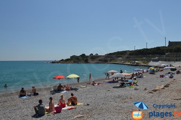 Plage du Fort Carré avec vue sur les marinas