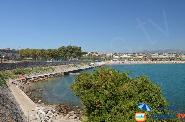 Dämme für Fischer am Strand des Fort Carré - Antibes