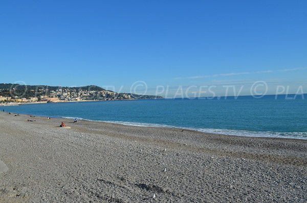 Vue sur Nice depuis la plage du Forum