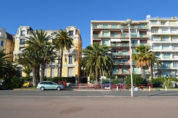  Building in front of the Forum beach