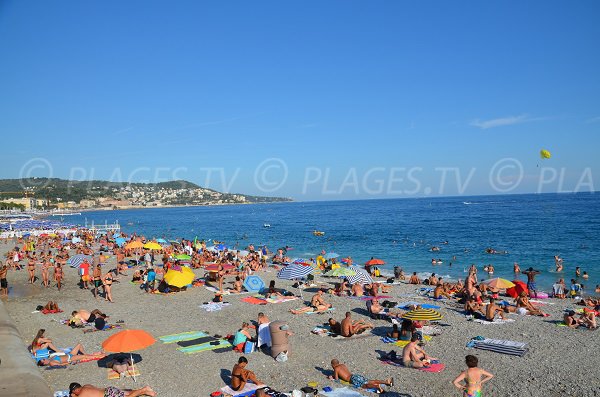 Strand des Forums mit Blick auf Nizza