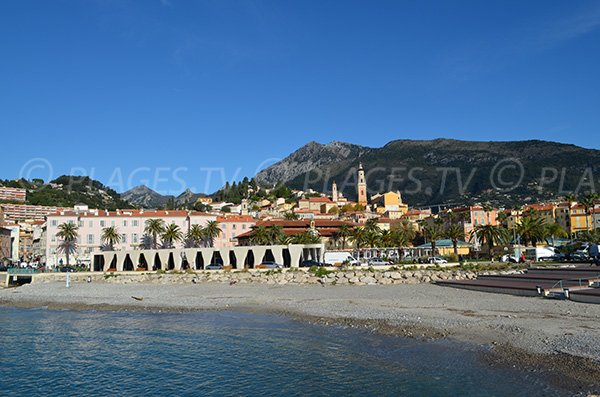 Vue sur la vieille ville et le musée Jean Cocteau à Menton depuis la plage de Fossan