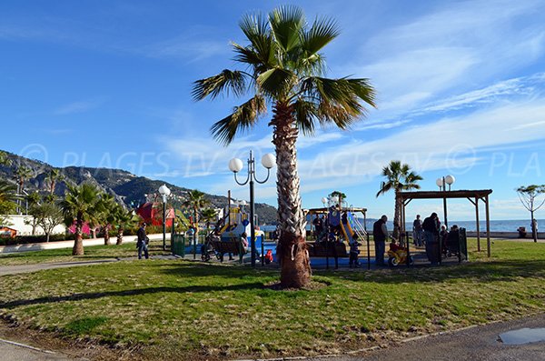 Kinderspielplatz neben dem Strand Fossan