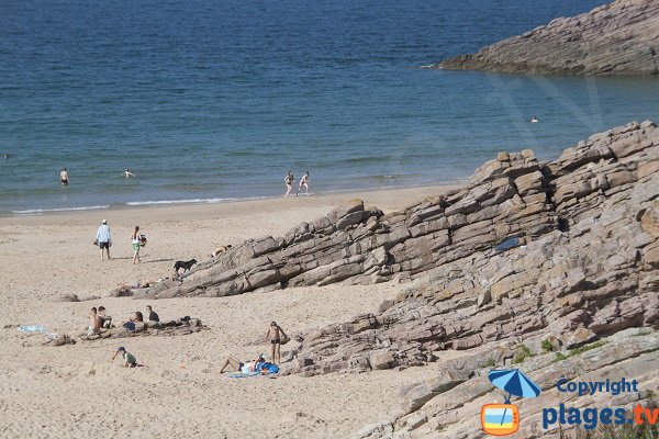 Côté droit de la plage de la Fosse