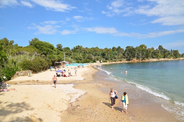 Plage dans l'anse de la Fossette au Lavandou