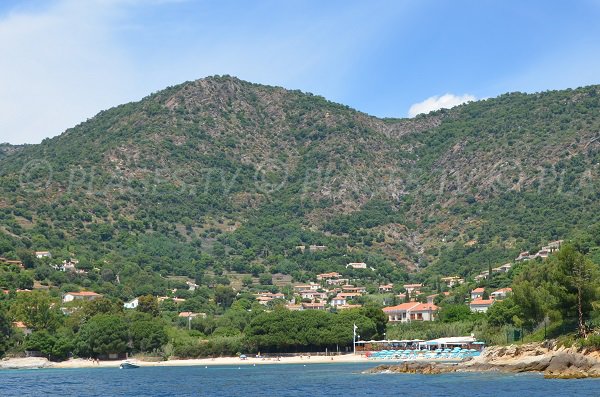 Plage de la Fossette vue depuis la mer - Le Lavandou