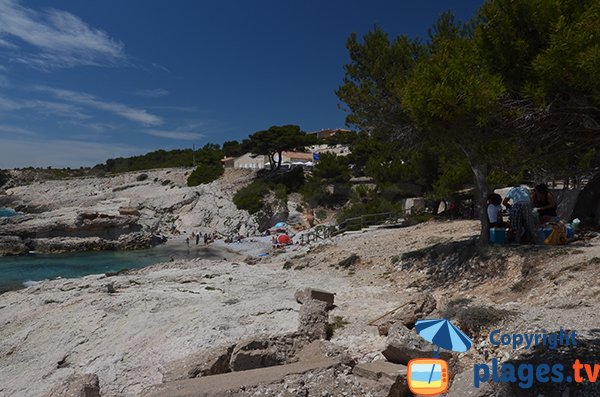 Table de pique nique dans la calanque du Four à Chaux - Sausset les Pins