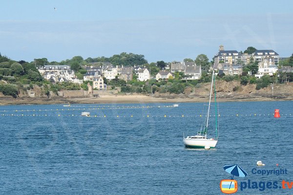 Strand von Four à Chaux Blick von Dinard - St. Malo