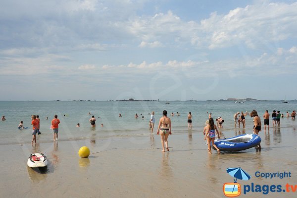  Swimming on the Fourberie beach in Brittany