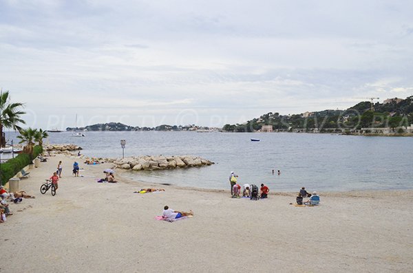 Bay of Fourmis beach in Beaulieu sur Mer in winter