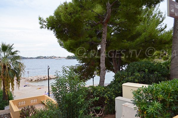 Vue sur la plage des Fourmis depuis la promenade du bord de mer de Beaulieu