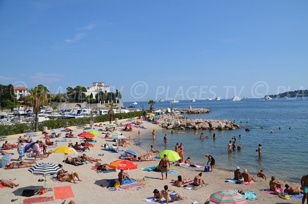 Plage de Beaulieu avec vue sur la villa Grecque Kérylos