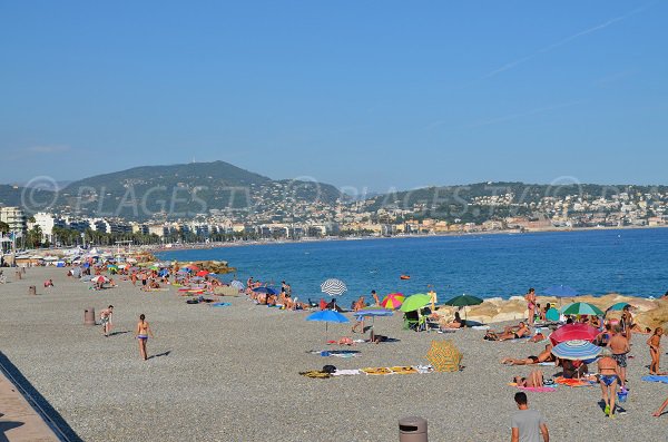 Strand im Viertel Fabron in Nizza im Sommer