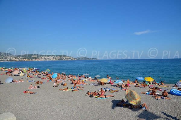 Foto des Strandes von Fabron in Nizza im Sommer