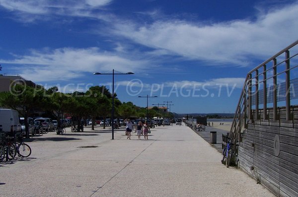 Promenade le long de la plage du Franqui à Leucate