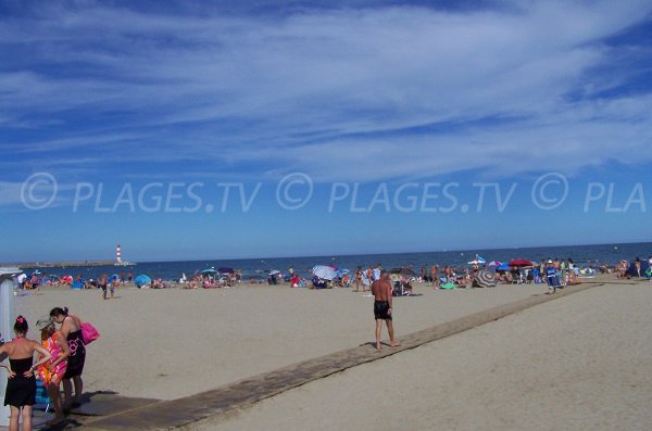 spiaggia ci sono degli accessi attrezzati per le persone a ridotta mobilità a Port la Nouvelle