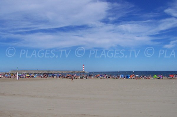 Plage du Front de Mer de Port la Nouvelle avec vue sur le phare