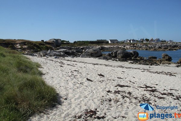 Crique avec du sable à Plouescat