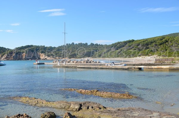 Photo de la plage de la Galère à Bormes les Mimosas depuis le port