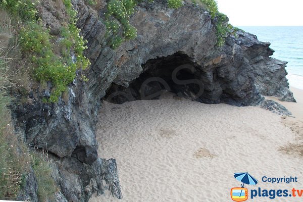 Grotte dans la crique des Galères à Belle Ile en Mer