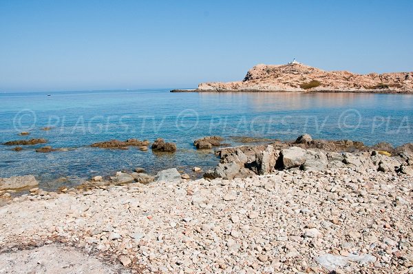 Vue sur l'île de Pietra depuis la calanche d'Ile Rousse