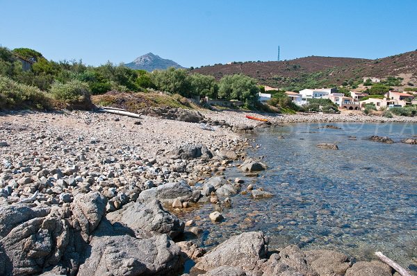 Plage de galets à l'Ile Rousse