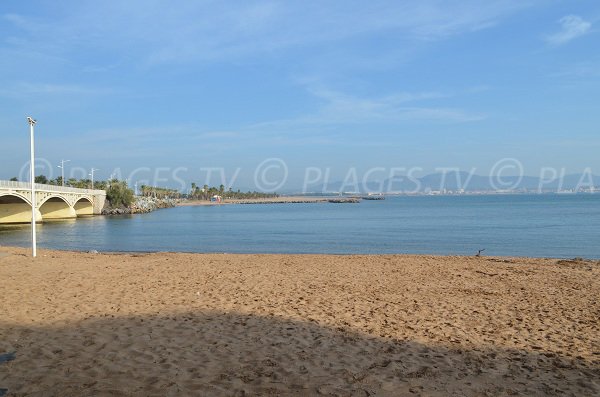 Plage de la Galiote face à la plage de l'étang de Villepey