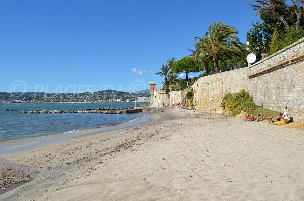 Plage de la Gallice à proximité du port de Juan