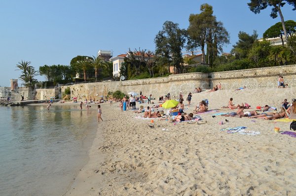 Spiaggia vicino al porto di Galizia Juan les Pins