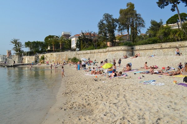 Strand neben dem Hafen von Galice in Juan les Pins