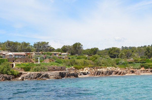 Petites criques dans la baie du Gau à Bormes les Mimosas