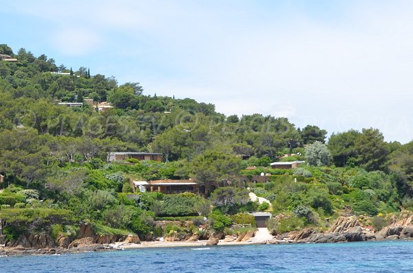 Crique sur le sentier du littoral en venant du port de Bormes les Mimosas