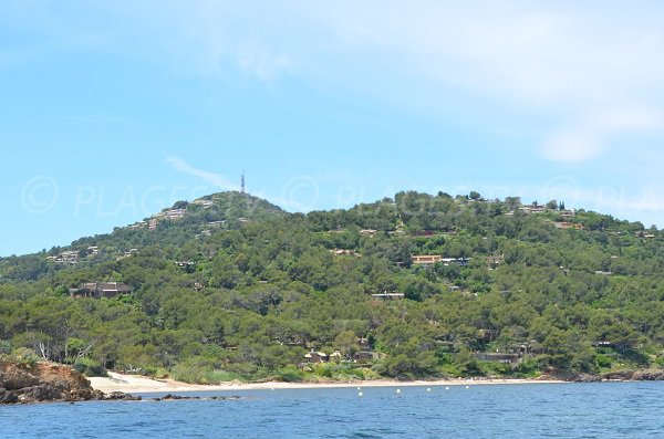 Vue globale de la partie principale de la plage du Gaou à Bormes