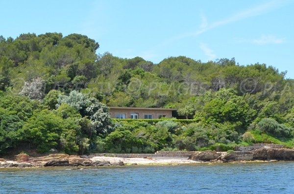 Crique sur le sentier du littoral dans la baie du Gaou à Bormes