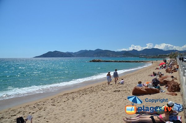 Photo de la plage de Cannes la Bocca Gare de Marchandise - vue Estérel