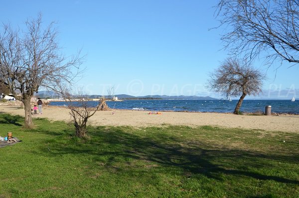 Spiaggia della stazione di Les Vieux Salins a Hyères